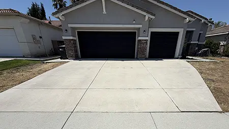 driveway-concrete-pressure-washed-and-cleaned-by-grime-reapers-residential-pressure-washing-service